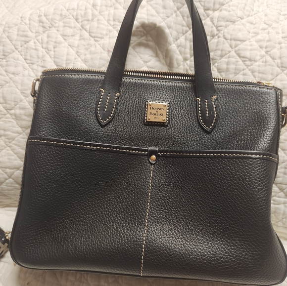 Classic Black Dooney & Bourke Pebble grained Chelsea bag EUC - Picture 5 of 6